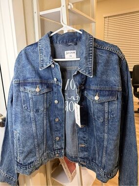 Relaxed Fit Women's Jean Jacket in Medium Blue